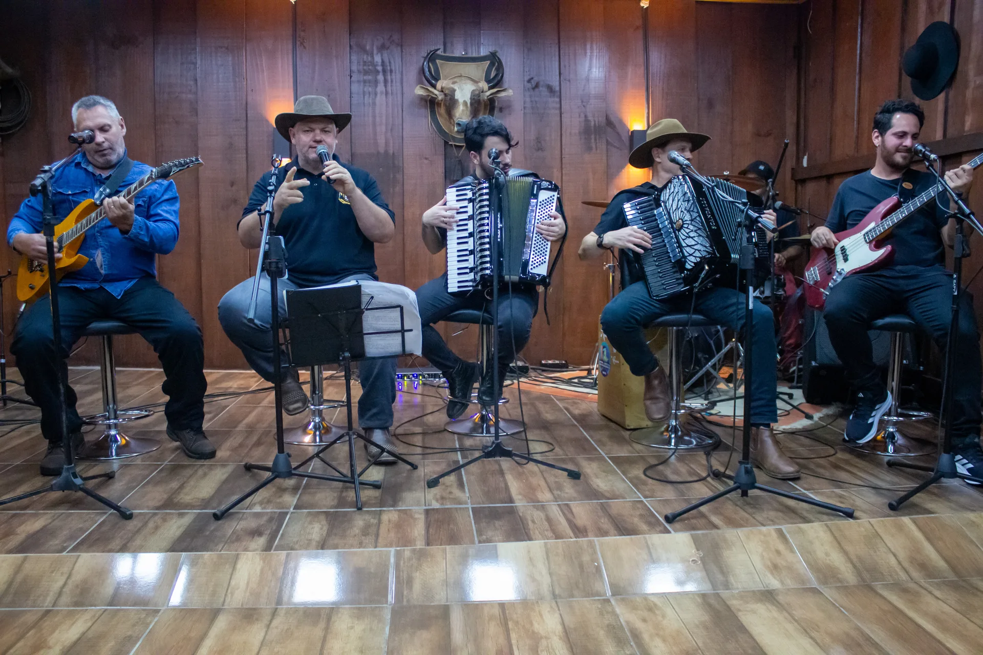 Cenário do Entrevero no Galpão com a Banda Entrevero no palco