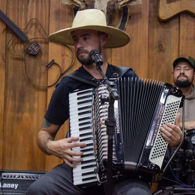 Alan Wunderlich na sanfona da Banda Entrevero
