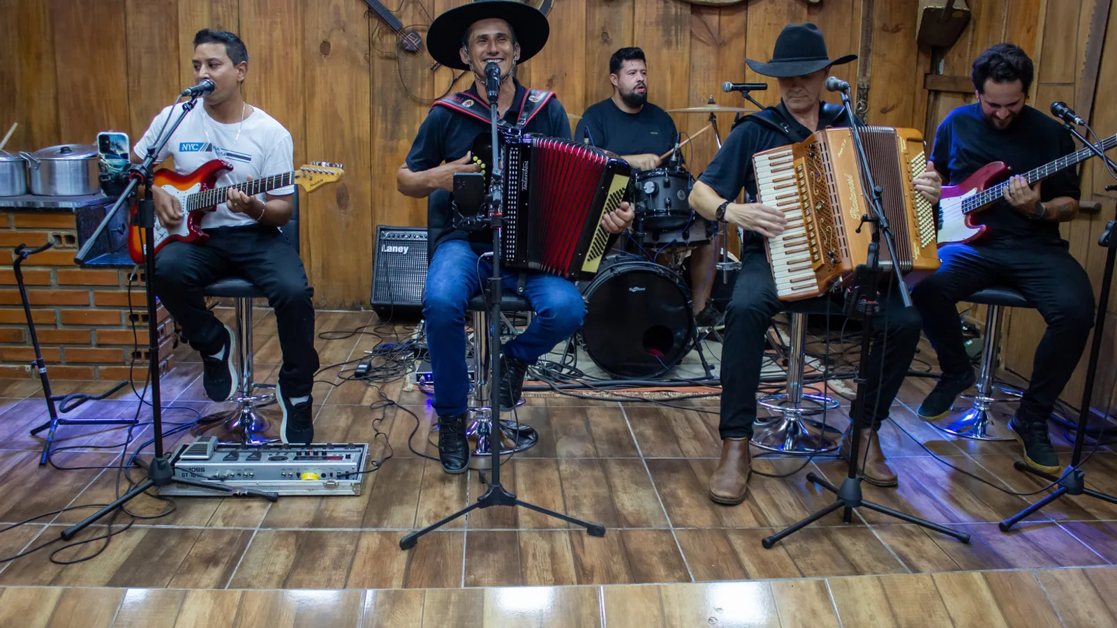 Banda Entrevero se apresentando ao vivo no palco do galpão