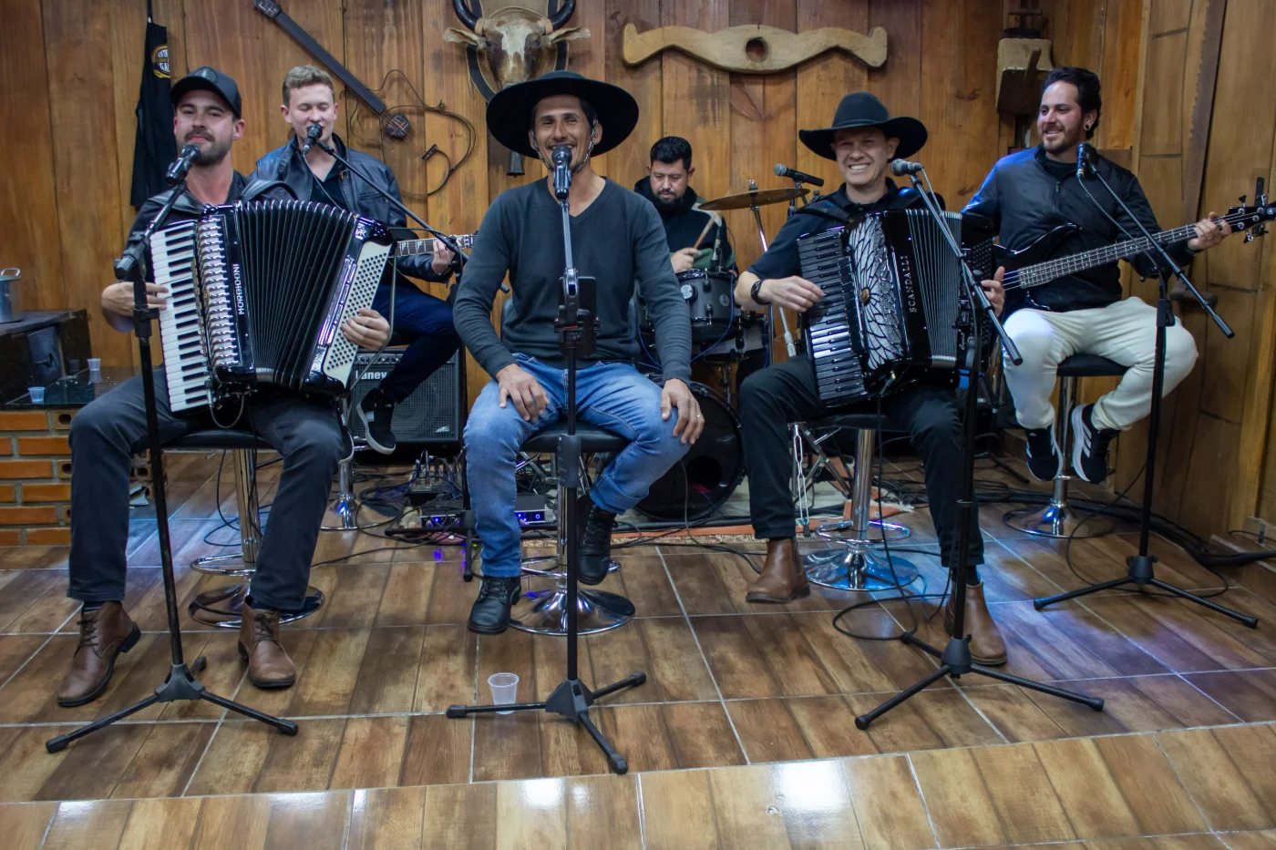 Banda Entrevero se apresentando ao vivo no palco do galpão