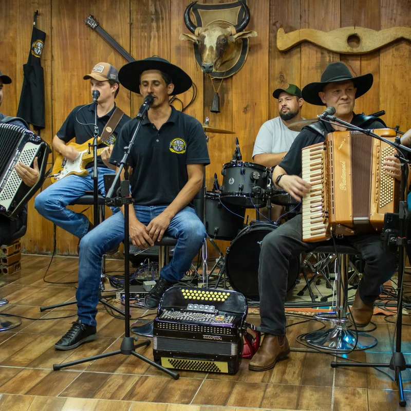 Ala de Guitarras e Cordas na Banda Entrevero