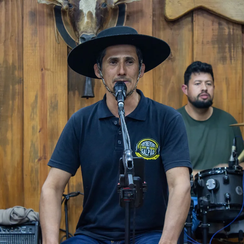 Jailson de Moraes cantando na Banda Entrevero