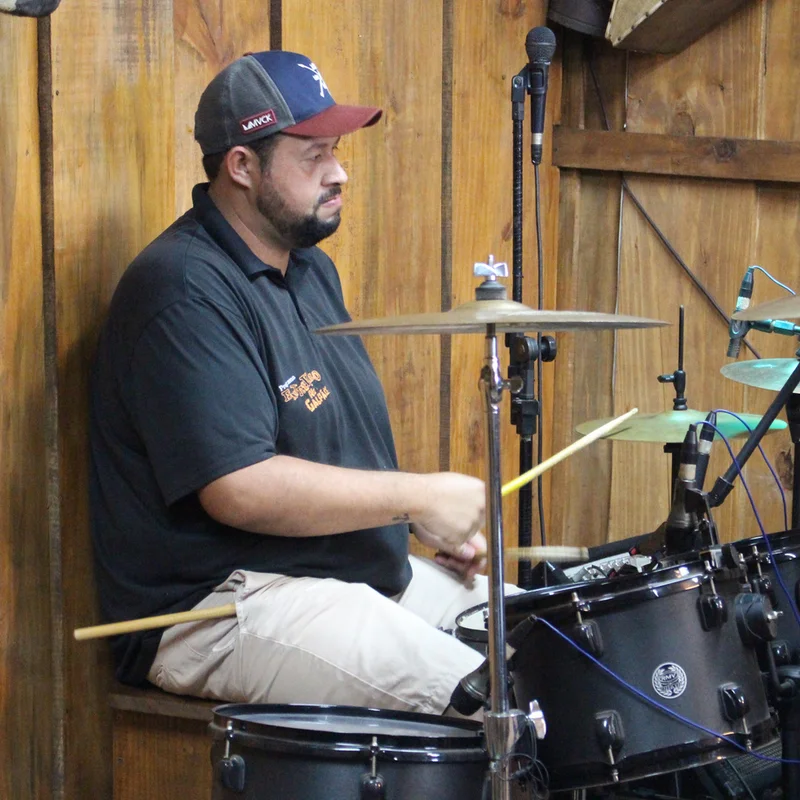 Jean Carlos Guimarães na bateria da Banda Entrevero
