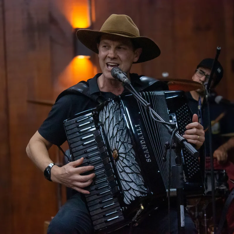 Moacir Kubiak tocando gaita na Banda Entrevero