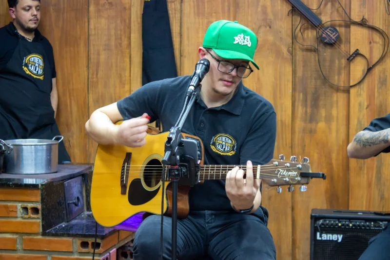 Gustavo Knol no violão da Banda Entrevero