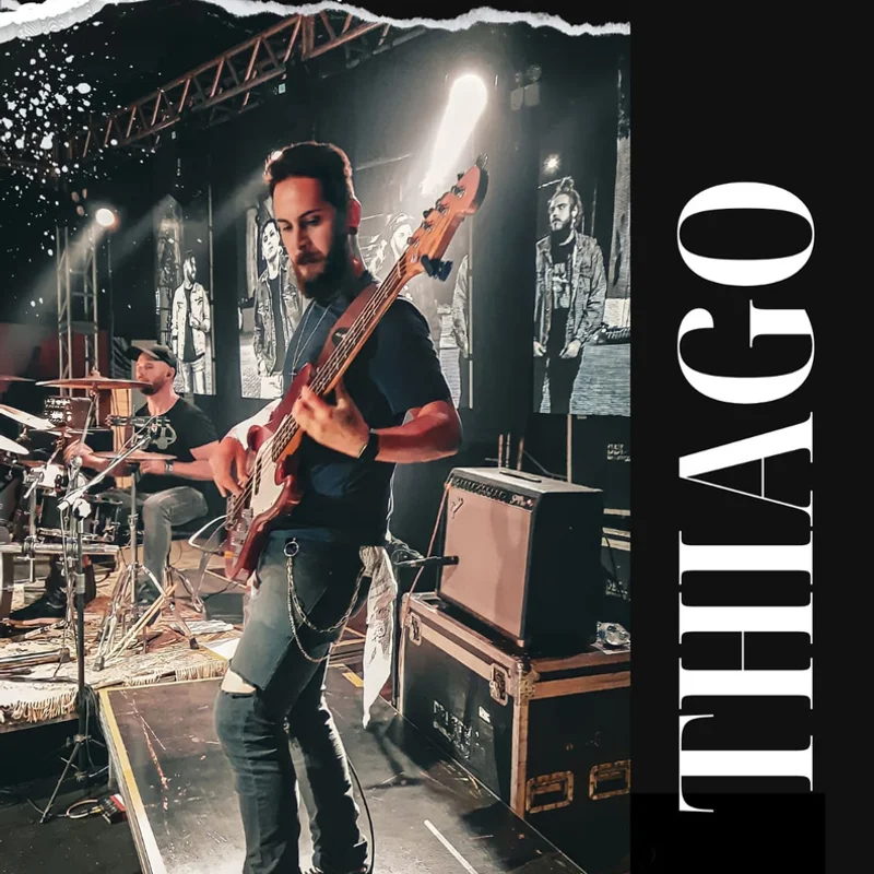 Thiago Oliveira no contrabaixo da Banda Entrevero