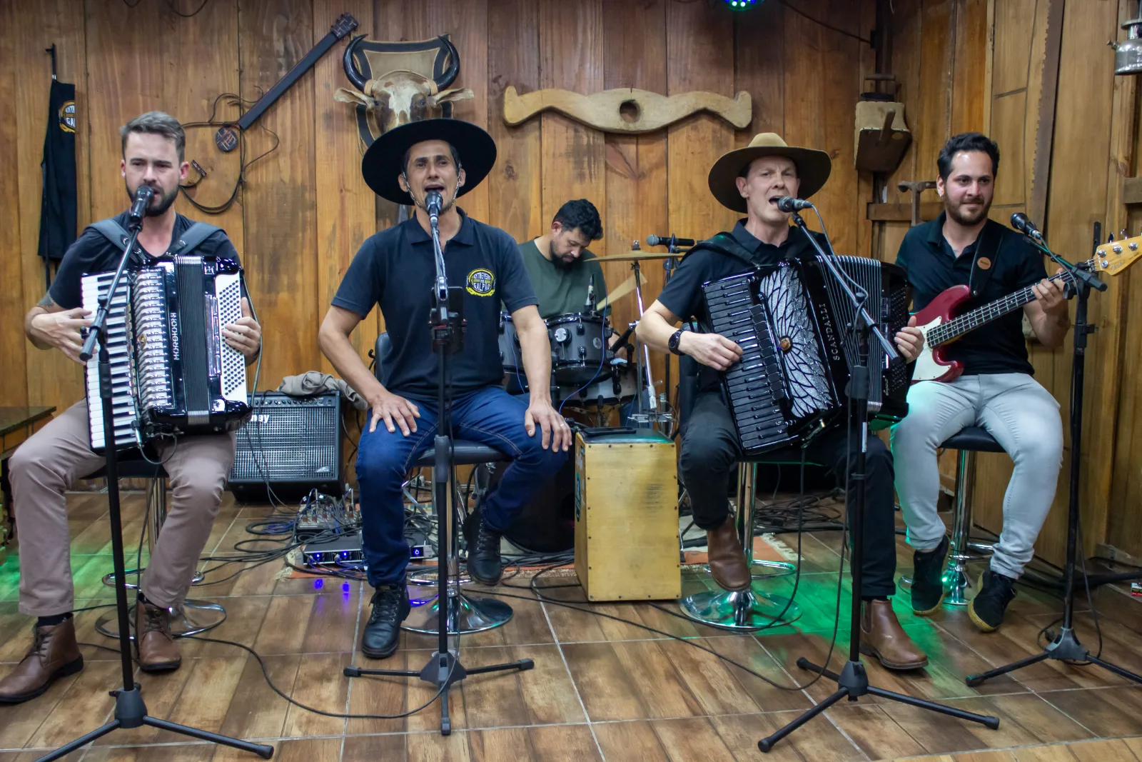 Cenário do Entrevero no Galpão com a Banda Entrevero no palco