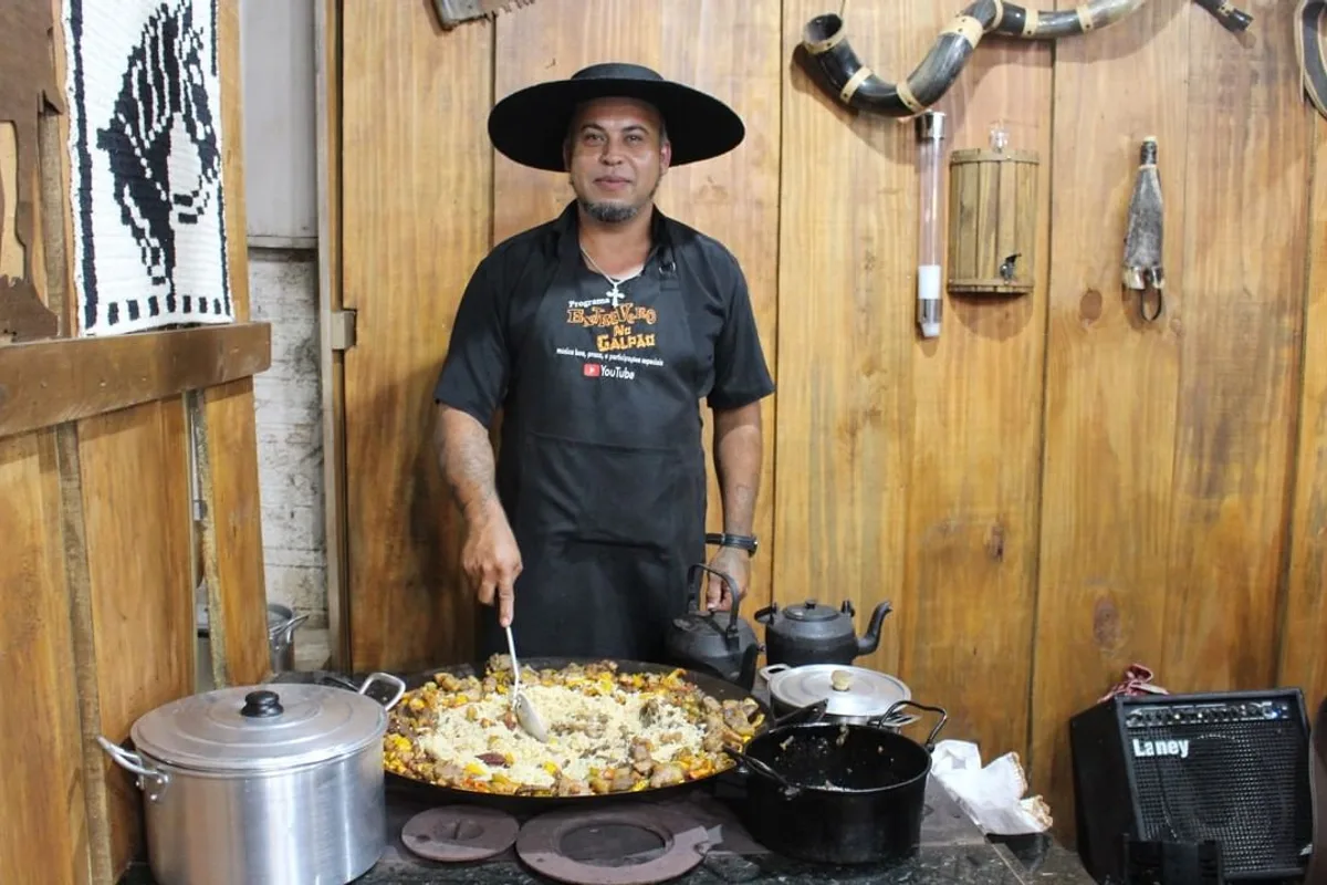 Prato tradicional de entrevero preparado no disco de arado com pinhão e carnes